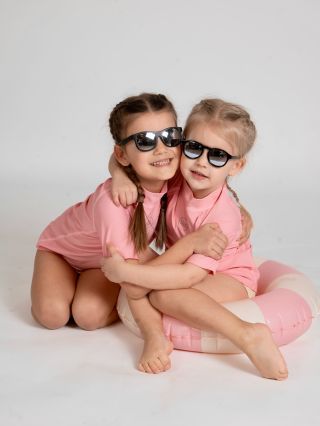 🩷 Stylově chráněné proti slunci! Holčičky v našich dětských brýlích Little Kydoo a funkčních UV tričkách si užívají letní...